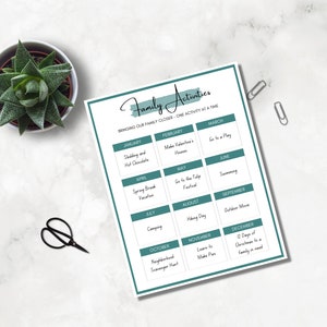 K&ouml;nnte beinhalten: Ein druckbarer Kalender mit einem tealgr&uuml;nen Rand und wei&szlig;em Hintergrund. Der Kalender tr&auml;gt den Titel "Familienaktivit&auml;ten" und den Untertitel "Unsere Familie n&auml;her bringen - eine Aktivit&auml;t nach der anderen". Jeder Monat des Jahres ist mit einer vorgeschlagenen Familienaktivit&auml;t f&uuml;r diesen Monat aufgef&uuml;hrt.