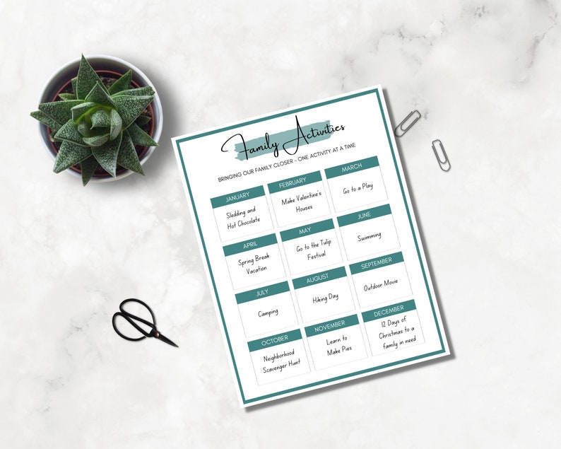 K&ouml;nnte beinhalten: Ein druckbarer Kalender mit einem tealgr&uuml;nen Rand und wei&szlig;em Hintergrund. Der Kalender tr&auml;gt den Titel "Familienaktivit&auml;ten" und den Untertitel "Unsere Familie n&auml;her bringen - eine Aktivit&auml;t nach der anderen". Jeder Monat des Jahres ist mit einer vorgeschlagenen Familienaktivit&auml;t f&uuml;r diesen Monat aufgef&uuml;hrt.