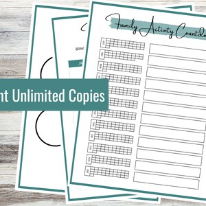 K&ouml;nnte beinhalten: Druckbarer Familienaktivit&auml;ten-Countdown-Kalender mit tealfarbenem Rand. Der Kalender hat f&uuml;r jeden Monat des Jahres ein Raster mit Platz zum Eintragen von Aktivit&auml;ten. Der Text "Family Activity Countdown" ist oben auf der Seite in schwarzer Kursivschrift geschrieben.