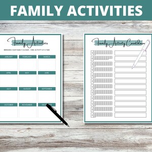 K&ouml;nnte beinhalten: Druckbarer Familienaktivit&auml;tsplaner mit einem Kalenderrraster f&uuml;r jeden Monat des Jahres und einer separaten Countdown-Liste f&uuml;r Aktivit&auml;ten. Der Planer hat einen blaugr&uuml;nen Rand und der Text "Familienaktivit&auml;ten" ist oben in gro&szlig;er Schrift geschrieben.