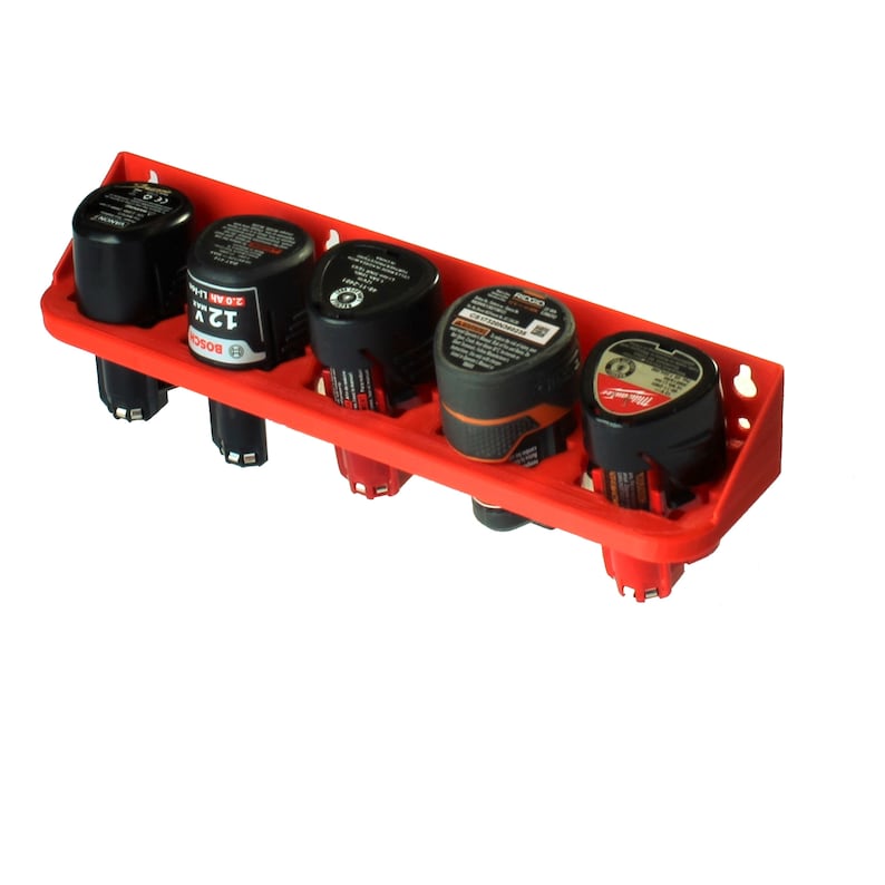 Puede incluir: Soporte de pared para bater&iacute;as de pl&aacute;stico rojo con seis ranuras para bater&iacute;as. El soporte tiene cinco bater&iacute;as, incluyendo una bater&iacute;a Bosch 12V 2.0Ah, una bater&iacute;a Milwaukee y tres bater&iacute;as m&aacute;s.