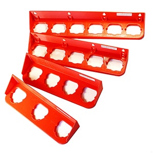 Puede incluir: Cuatro organizadores de pared de pl&aacute;stico naranja brillante con m&uacute;ltiples ranuras para guardar art&iacute;culos. Cada organizador tiene un peque&ntilde;o agujero para colgar en la pared.