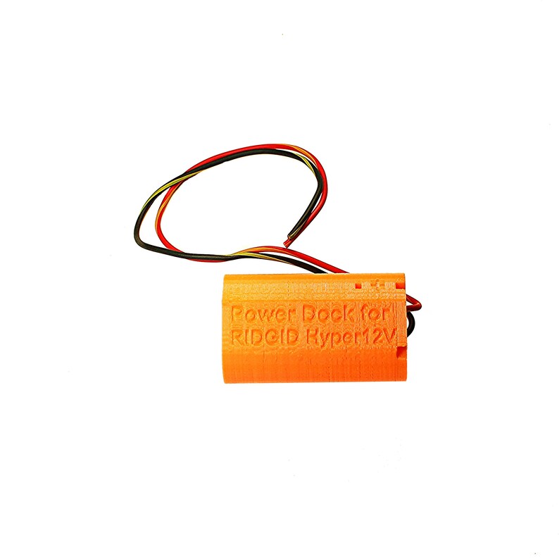 Puede incluir: Base de alimentaci&oacute;n naranja impresa en 3D para una herramienta RIDGID Hyper 12V. La base tiene cables negros y rojos.