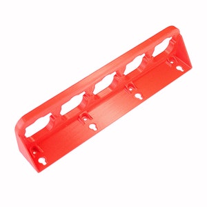 Puede incluir: Un organizador de pared de pl&aacute;stico rojo brillante con cinco ranuras para guardar art&iacute;culos como cables o herramientas. Tiene cuatro agujeros para tornillos para montarlo.