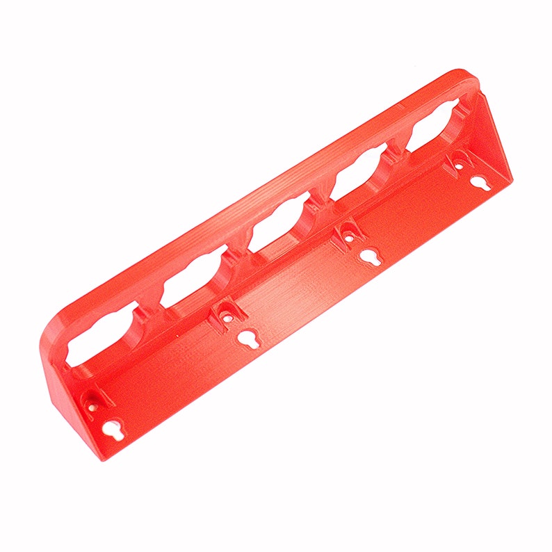 Puede incluir: Un organizador de pared de pl&aacute;stico rojo brillante con cinco ranuras para guardar art&iacute;culos como cables o herramientas. Tiene cuatro agujeros para tornillos para montarlo.