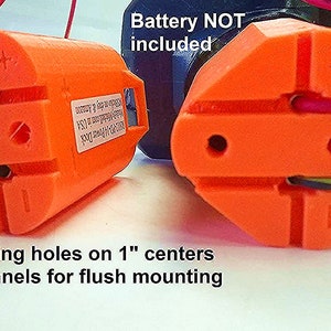 Puede incluir: Dos bloques de terminales el&eacute;ctricos de pl&aacute;stico naranja con canales para cables para montaje empotrado. Cada bloque tiene ocho orificios de montaje #8 con centros de 2,5 cm. El texto "Deck" y "Bater&iacute;a NO incluida" est&aacute; impreso en los bloques.
