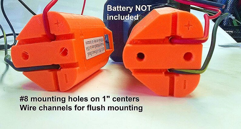 Puede incluir: Dos bloques de terminales el&eacute;ctricos de pl&aacute;stico naranja con canales para cables para montaje empotrado. Cada bloque tiene ocho orificios de montaje #8 con centros de 2,5 cm. El texto "Deck" y "Bater&iacute;a NO incluida" est&aacute; impreso en los bloques.