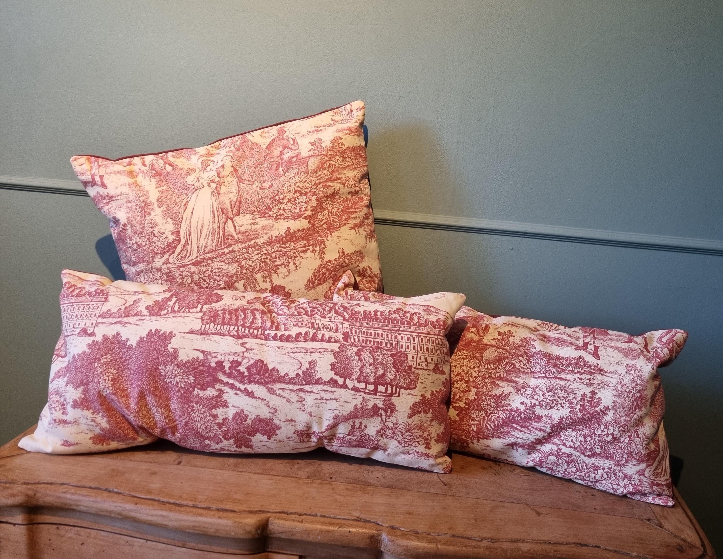 Coussin Toile De Jouy Rouge Avec Monogramme E Brodé - Fait Main, Romantique, Déhoussable