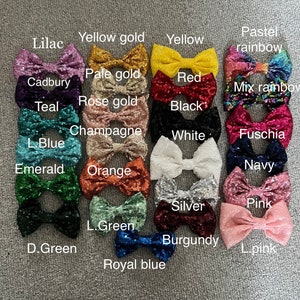 Puede incluir: Una variedad de lazos de lentejuelas en diferentes colores, incluyendo lila, oro amarillo, amarillo, arco&iacute;ris pastel, cadbury, azul verdoso, oro rosa, negro, champ&aacute;n, blanco, fucsia, azul claro, esmeralda, naranja, azul marino, plata, rosa, verde claro, burdeos, verde oscuro y azul real.