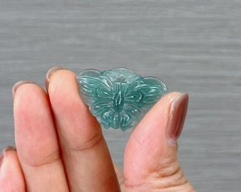 ビルマ産翡翠の蝶ペンダント：彫刻されたアイシーブルー翡翠、S925