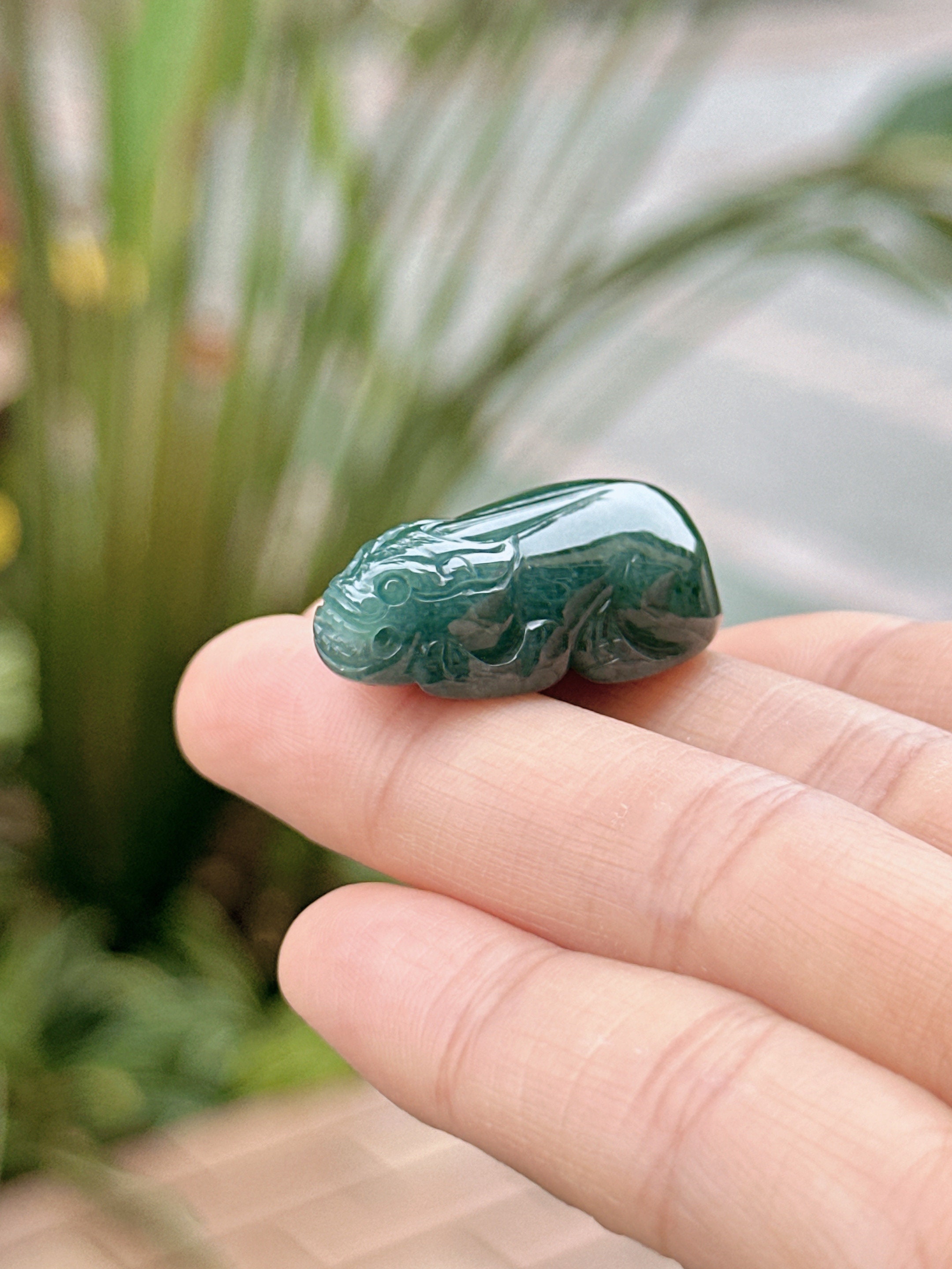 小さな彫刻が施された翡翠の貔貅ペンダント：天然ビルマ産フェイ・クイ