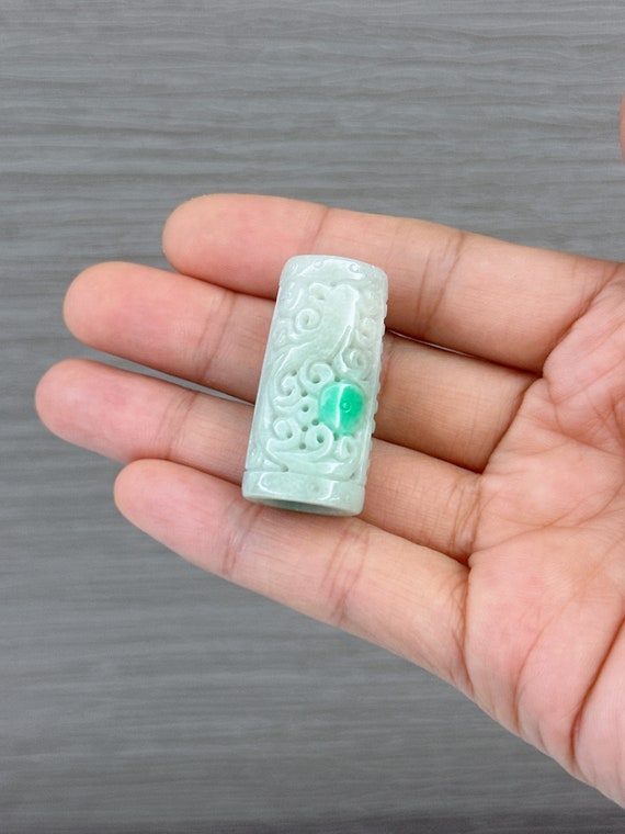 ヴィンテージ彫刻ビルマ翡翠ペンダント：天然Aグレードシリンダー