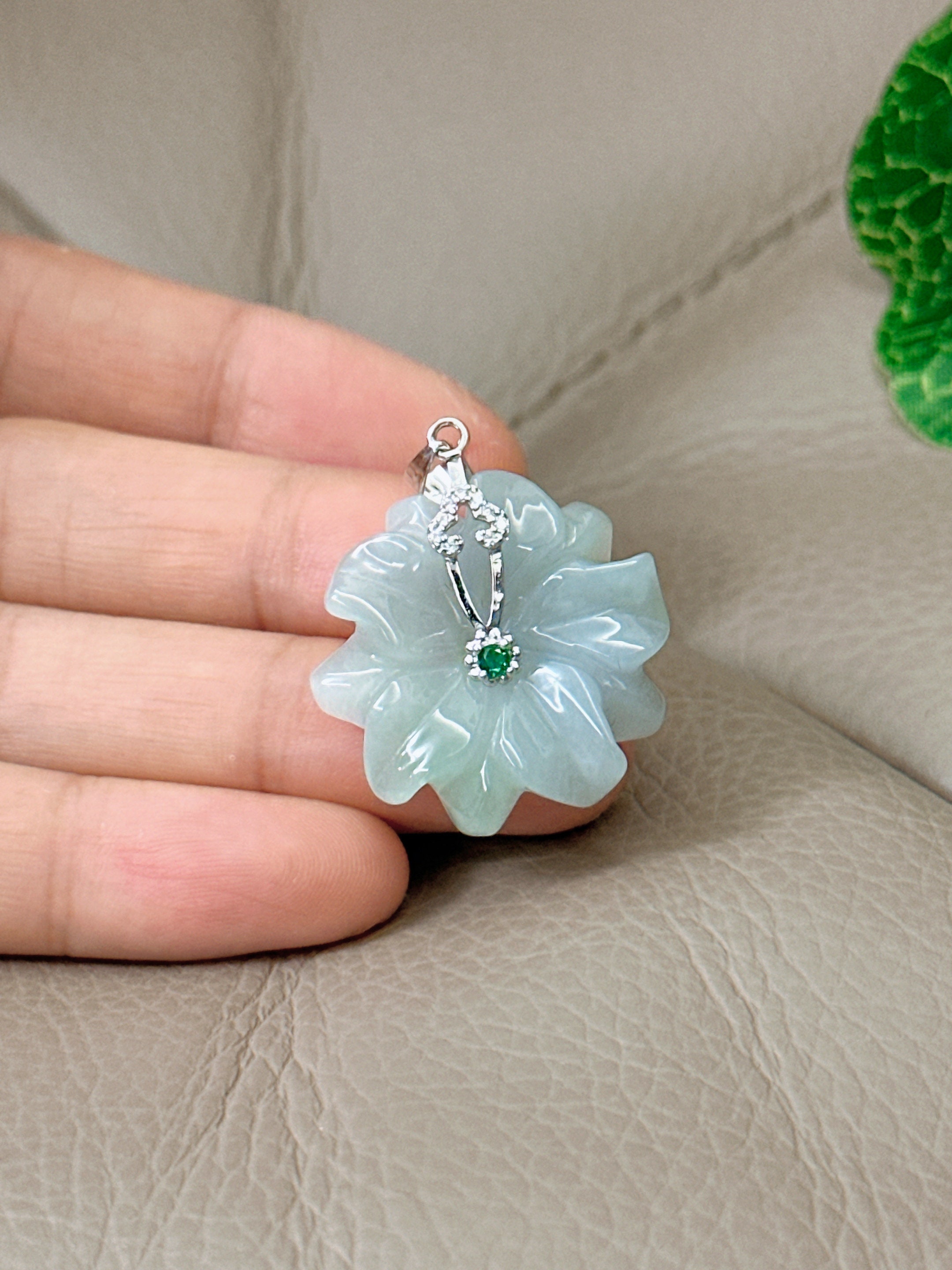 手彫りのビルマ産翡翠の花ペンダント：スターリングシルバー留め