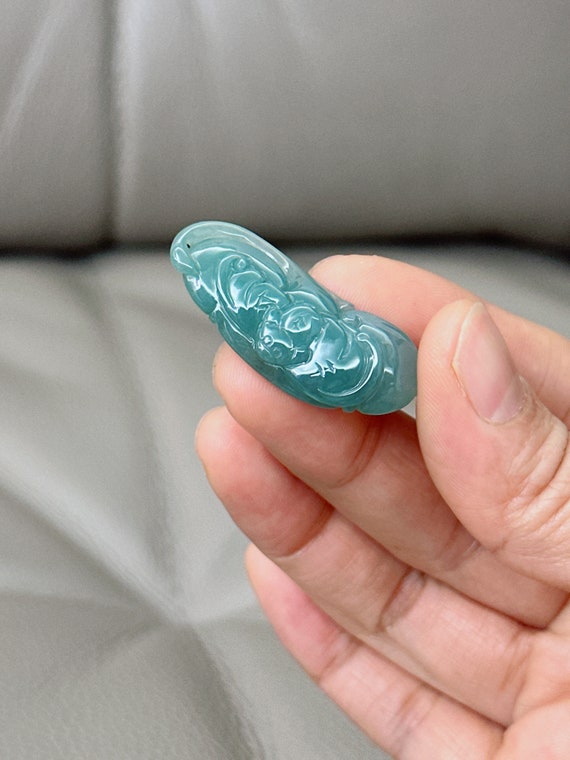 手彫りのビルマ翡翠コウモリネックレス：グリーン風水ペンダント