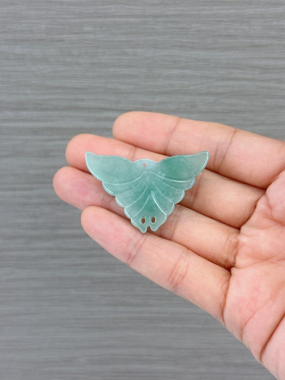 翡翠の昆虫彫刻ペンダント ミャンマー産Aランク翡翠の仏ペンダント