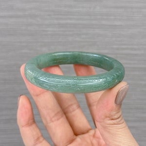 54,76 mm geschnitzter Jade-Armreif, glatter Jade-Armreif, unbehandelte weiche blassgrüne Farbe, Jadeit der Klasse A, natürliche burmesische Jadeit, Fei Cui Armreif