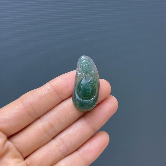 蔡神翡翠ペンダント：天然グレードAビルマ翡翠の幸運の神 - Etsy 日本