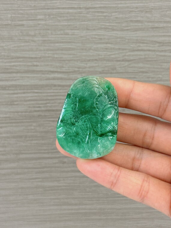 手彫りのビルマ産翡翠ペンダント：ヴィンテージの自然風景 - Etsy 日本