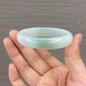55.12 mm Jade Armreif, glatter Jadeit Armreif, unbehandelter eleganter blassgrüner, natürlicher Jadeit Grad A, burmesische Jade, Fei Cui Armreif
