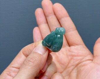 手彫りのビルマ翡翠ペンダント：馬に乗った猿、アイシーグリーン翡翠