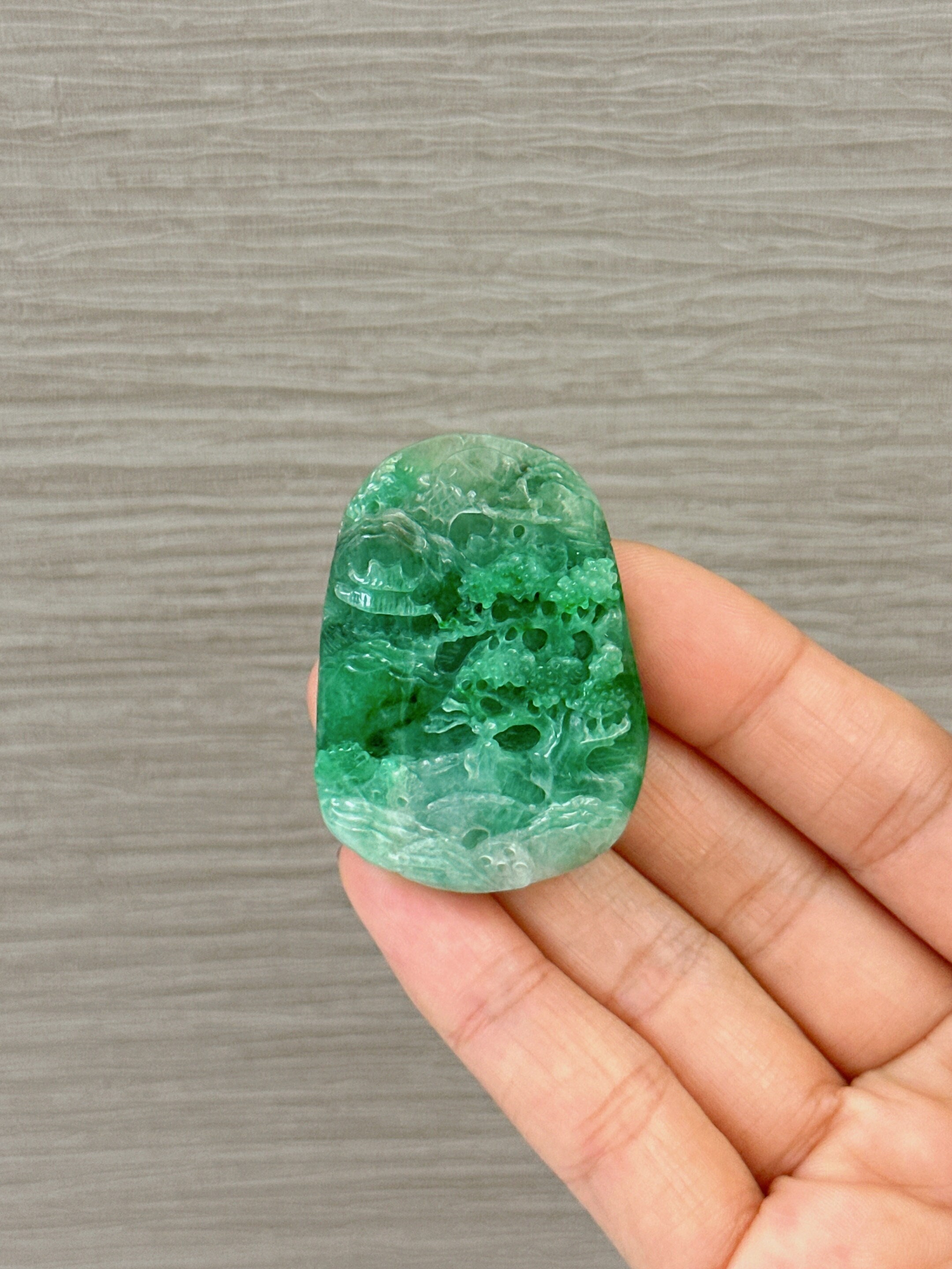 手彫りのビルマ産翡翠ペンダント：ヴィンテージの自然風景 - Etsy 日本