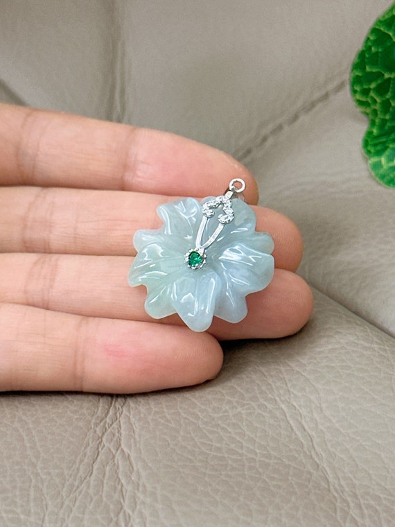 手彫りのビルマ産翡翠の花ペンダント：スターリングシルバー留め