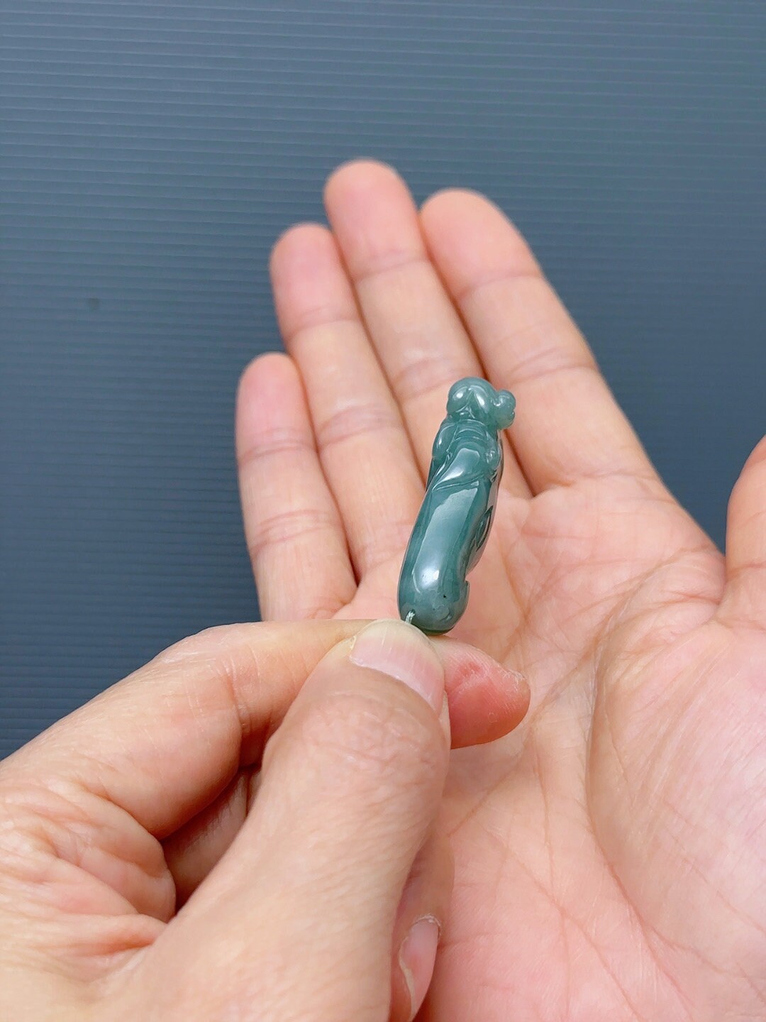 手彫りのビルマ翡翠ペンダント：馬に乗った猿、アイシーグリーン翡翠