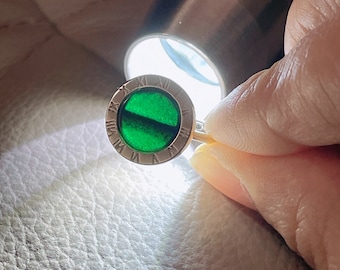 Peut inclure: Une bague en argent avec un cadran d'horloge romain vert.
