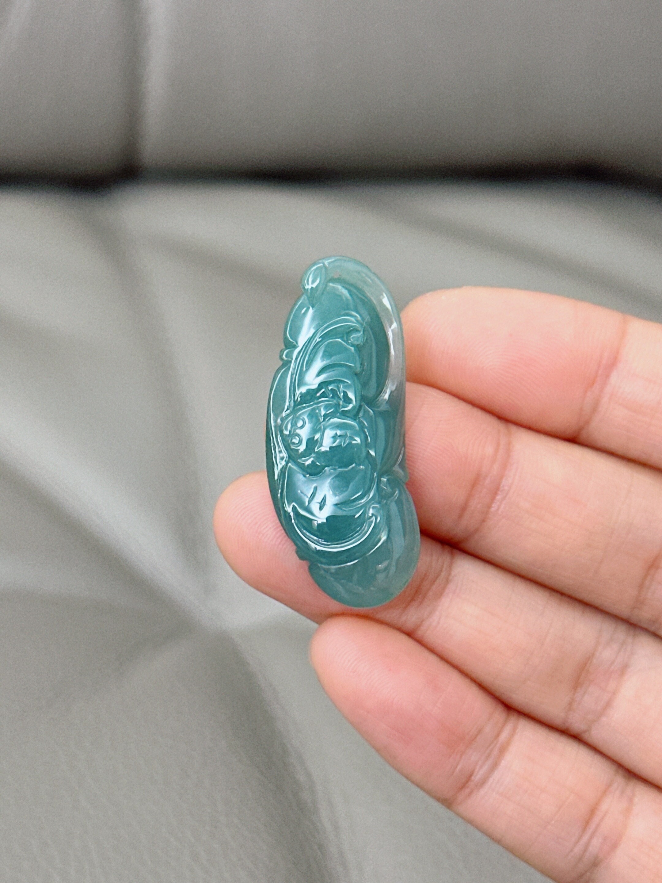 手彫りのビルマ翡翠コウモリネックレス：グリーン風水ペンダント