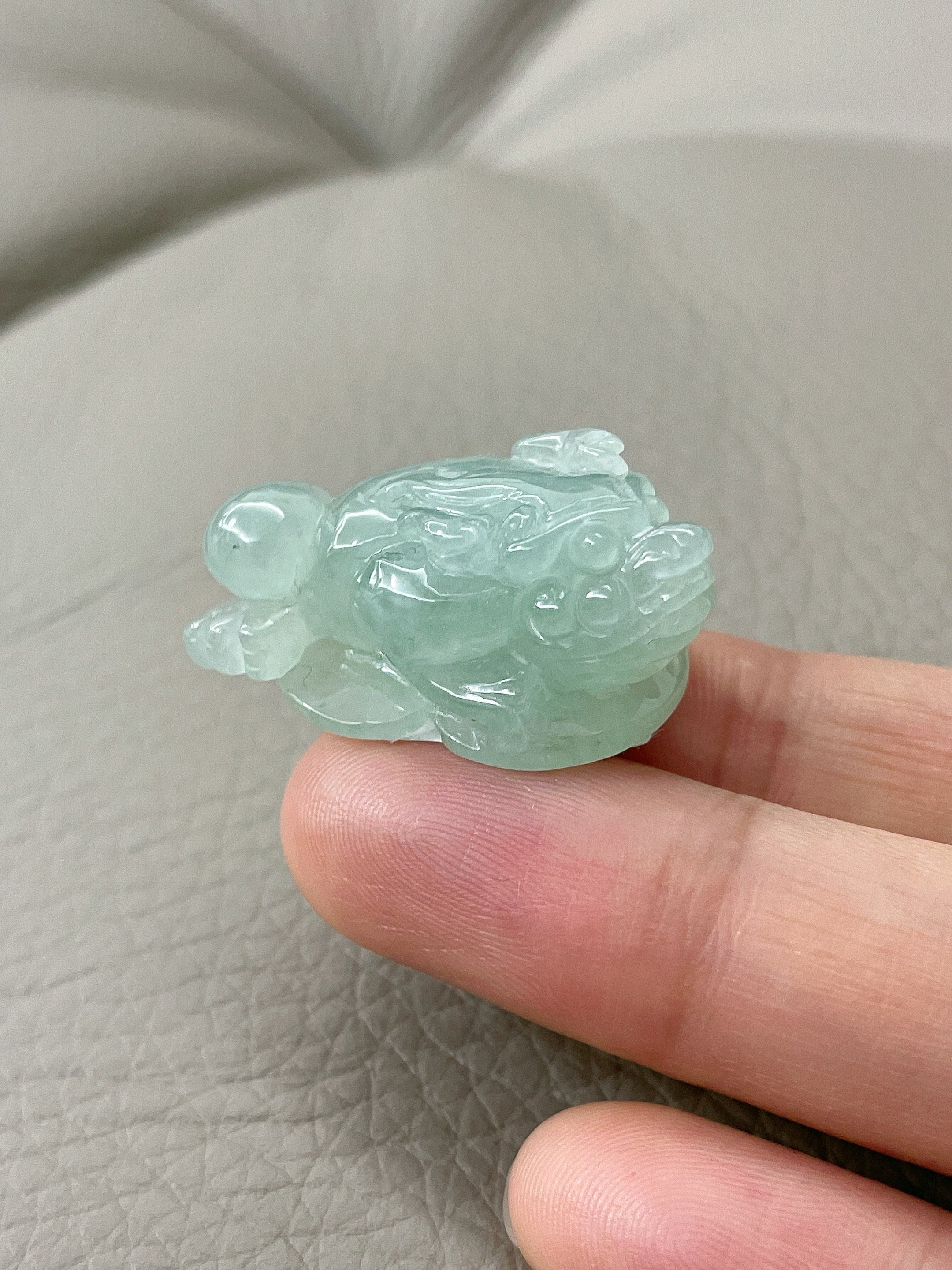 ビルマ産翡翠の幸運のヒキガエルペンダント：手彫りグレードA翡翠