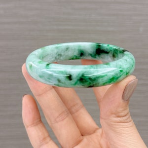 57.46 mm Jade Armreif, glatter Jadeit Armreif, unbehandeltes grünliches Blumenmuster, Jadeit der Klasse A, natürlicher Burmes Jadeit, Fei Cui Armreif