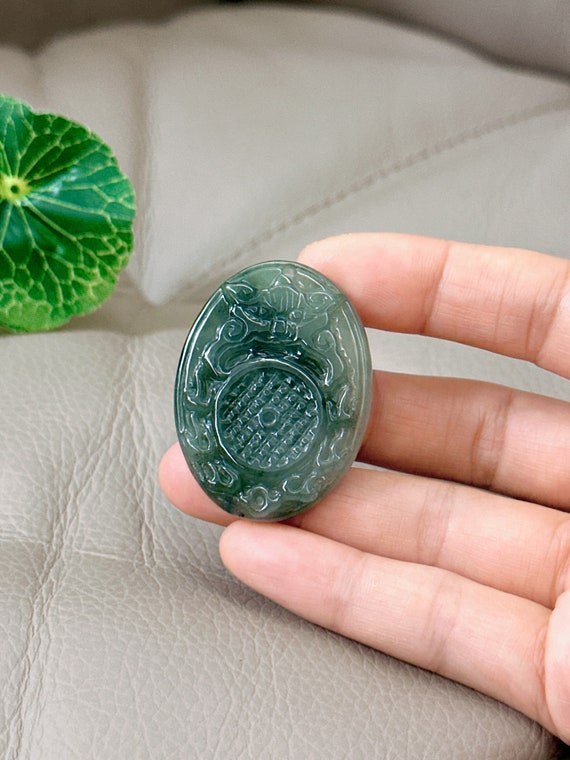 ヴィンテージ彫刻翡翠ペンダントネックレス：ビルマの「フー」シンボル