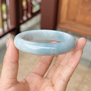 Der Armreif hat Risse - 60,14 mm Jade Armreif, glatter Jadeit Armreif, unbehandelter blassgrauer Lavendel, echter Jadeit der Klasse A, burmesische Jade
