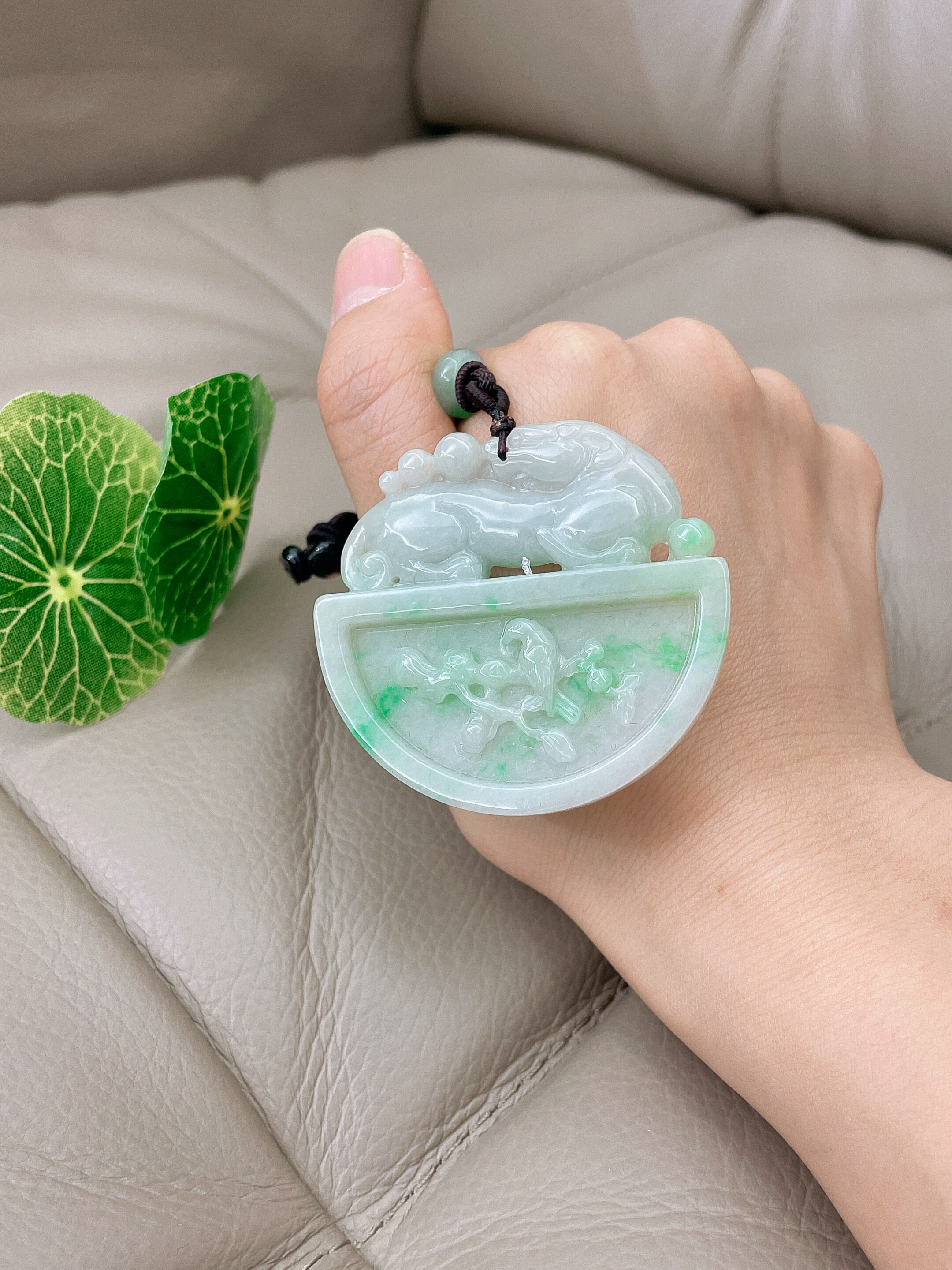 ビルマ産翡翠ペンダント：貔貅、鳥、花の彫刻 - Etsy 日本