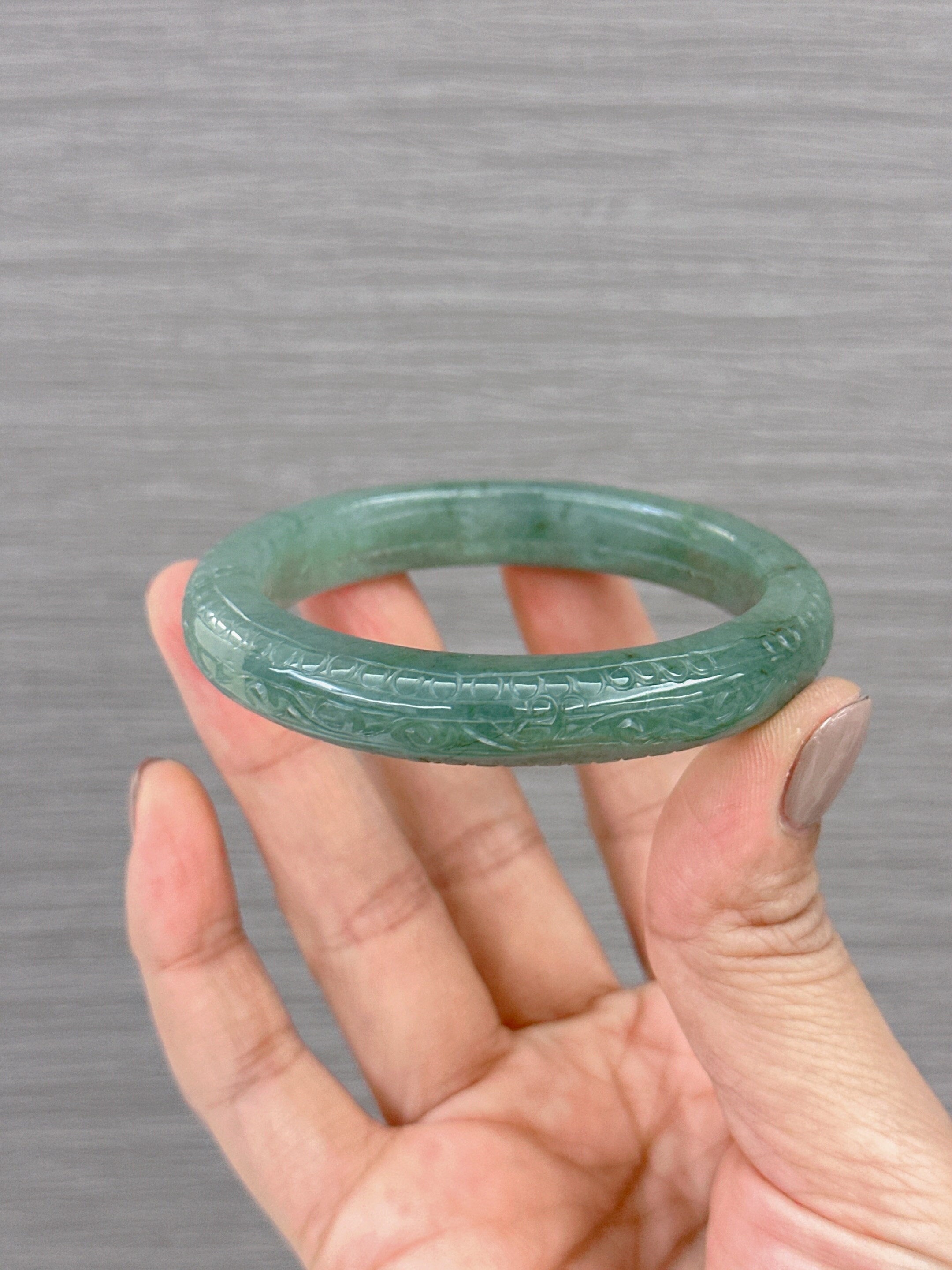 54.76 mm 彫刻されたビルマ産翡翠バングル：淡いグリーンフェイクイ
