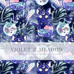 Könnte beinhalten: Ein nahtloses Muster mit einer schwarzen Katze, Zaubertrankflaschen, Kristallen und Motten auf dunkelblauem Hintergrund. Das Muster ist mit Glitzer und Sternen gefüllt. Der Text "VIOLET & MEADOW DESIGN SHOP" befindet sich am unteren Rand des Musters.