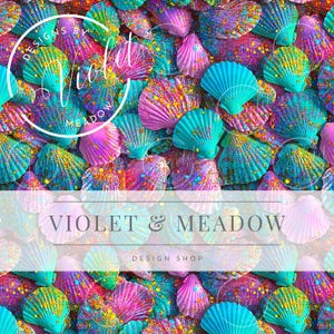 Op de afbeelding: Een naadloos patroon met iriserende schelpen met glitteraccenten. De schelpen zijn in tinten roze, blauw en groen. Het patroon is perfect voor knutselprojecten, scrapbooking en meer.