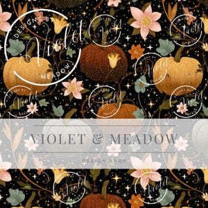 Può includere: Motivo ripetuto con zucche, fiori e fogliame su sfondo nero. Le zucche sono arancioni e marroni, con delicati accenti floreali e stellati. Il testo "VIOLET & MEADOW DESIGN SHOP" è visualizzato.