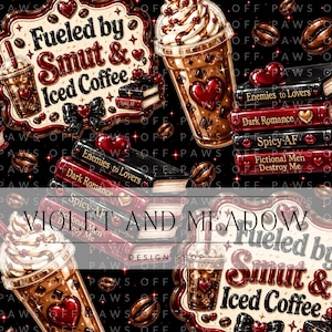Può includere: Un motivo digitale con tazze di caffè freddo con panna montata, pile di libri intitolati Enemies to Lovers, Dark Romance, Spicy AF e Fictional Men Destroy Me, e insegne con la scritta Fueled by Smut & Iced Coffee su sfondo nero.