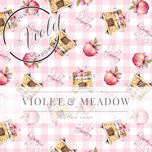 Pode incluir: Um padrão sem costura que apresenta ônibus escolares amarelos com laços rosa, maçãs rosa com folhas verdes e laços rosa sobre um fundo xadrez branco e rosa. O texto "Designs by Violet Meadow" está em um círculo no canto superior esquerdo do padrão. O texto "Violet & Meadow Design Shop" está no centro inferior do padrão.