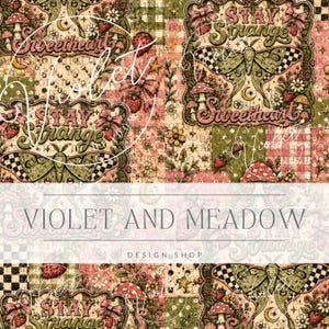 Puede incluir: Un diseño de patchwork de estilo vintage con mariposas, fresas y setas. El diseño incluye los textos "Sweetheart" y "Stay Strange" en una fuente decorativa. La paleta de colores incluye rosa, verde y crema.
