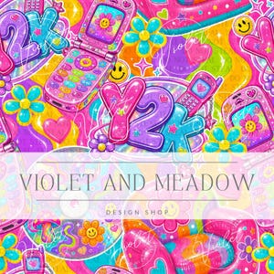 Könnte beinhalten: Ein lebhaftes digitales Muster mit rosa Klapphandys, blauem Y2K-Text, gelben Smileys, bunten Blumen, Herzen und Pilzen. Das Design enthält ein sich wiederholendes Motiv mit leuchtenden Neonfarben und einer verspielten Ästhetik.