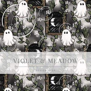 Könnte beinhalten: Ein nahtloses Muster mit weißen Geistern, grünen Ranken und Fenstern mit einem Halbmond. Der Hintergrund ist dunkelgrau mit einem subtilen Schimmer. Der Text "Violet & Meadow Design Shop" befindet sich am unteren Rand des Bildes.
