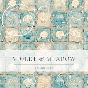 Op de afbeelding: Een herhalend patroon van schelpen in crème, teal en beige tinten. Het ontwerp toont vierkante tegels met schelpenillustraties. De tekst "VIOLET & MEADOW DESIGN SHOP" wordt in een banner weergegeven.