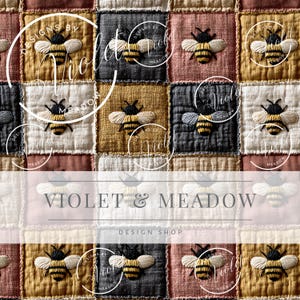 以下が含まれることがあります： さまざまな色の正方形に刺繍された蜂が特徴のパッチワークデザイン。正方形は、ゴールド、グレー、ピンク、白の色合いです。「VIOLET & MEADOW DESIGN SHOP」というテキストが表示されています。
