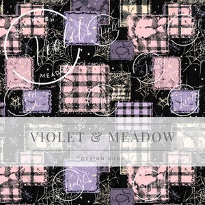 Peut inclure: Un motif numérique avec un motif patchwork de carrés à carreaux roses, violets et noirs. Le motif comprend des toiles d'araignées et le texte "Violet & Meadow Design Shop". Le thème général est une esthétique gothique et effrayante.