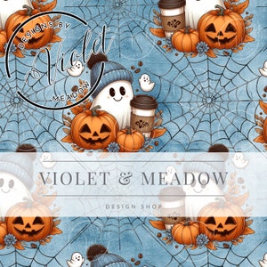 Peut inclure: Un motif sans couture sur fond bleu avec des toiles d'araignées blanches, des tasses à café, des citrouilles et des fantômes portant des bonnets d'hiver. Le texte "Designs by Violet Meadow" est dans le coin supérieur gauche. Le texte "Violet & Meadow Design Shop" est au centre de l'image.
