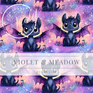 Può includere: Motivo ripetuto con pipistrelli dei cartoni animati con grandi occhi e ali viola. I pipistrelli sono ambientati su uno sfondo colorato di tonalità rosa, viola e blu con accenti floreali. Il testo "VIOLET & MEADOW DESIGN SHOP" è sovrapposto.