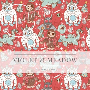 以下が含まれることがあります： 赤い背景に、イエティ、サスカッチ、恐竜、エイリアンなどの漫画のキャラクターが繰り返し描かれたパターン。キャラクターはクリスマスライトと木で飾られています。「VIOLET & MEADOW DESIGN SHOP」の文字が中央にあります。