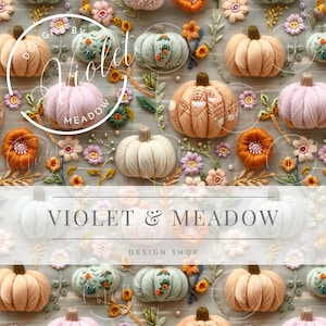 Op de afbeelding: Een herhalend patroon van handgemaakte pompoenen in verschillende kleuren, waaronder perzik, roze en crème, met geborduurde details. Het ontwerp bevat ook geborduurde bloemen en bladeren, met de tekst "VIOLET & MEADOW DESIGN SHOP".